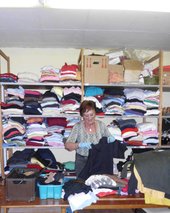 Foto: Eine Seniorin in einer Kleiderkammer
